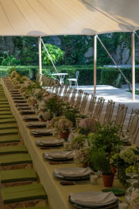 Longue table décorée par Marianne Guedin pour Fendi